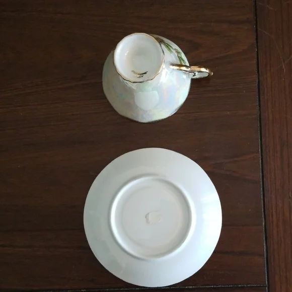 Teacup & saucer set holly pattern - Picture 4 of 5